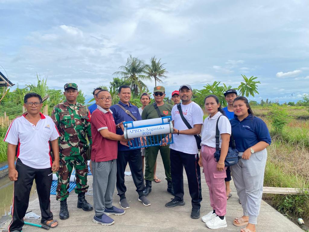 TURUT JAGA KEBERSIHAN AIR KARANG TARUNA LAKUKAN PEMASANGAN TRASH BOOM